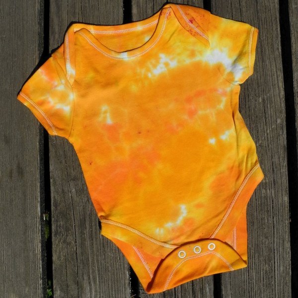 Baby Body in fröhlichen Orangetönen