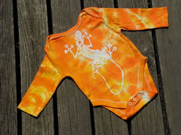 Baby Body in fröhlichen Orangetönen